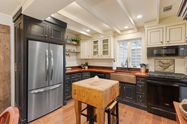 This well-designed kitchen features modern appliances, ample storage, and a practical layout for cooking enthusiasts.