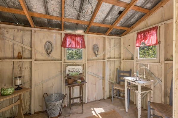 Cozy retreat with rustic decor, perfect for artistic pursuits or quiet introspection. Ideal for weekend getaways.