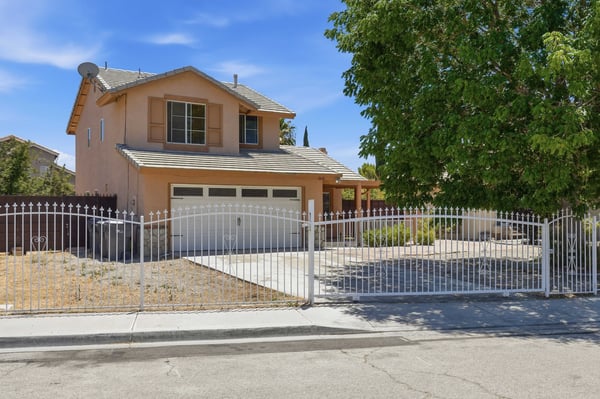 2614 W Newgrove St, Lancaster, CA