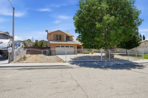 2614 W Newgrove St, Lancaster, CA