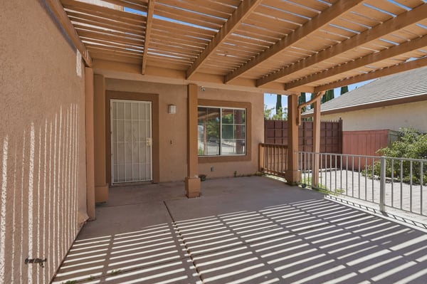 2614 W Newgrove St, Lancaster, CA