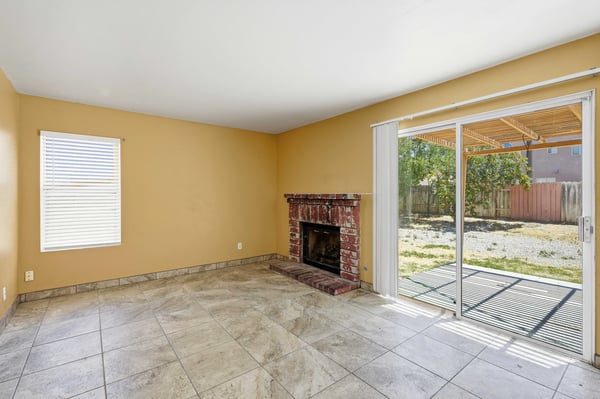 2614 W Newgrove St, Lancaster, CA