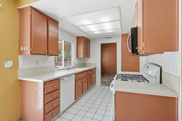 2614 W Newgrove St, Lancaster, CA