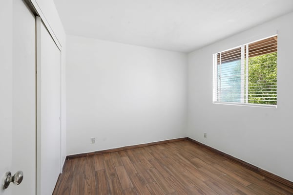 2614 W Newgrove St, Lancaster, CA