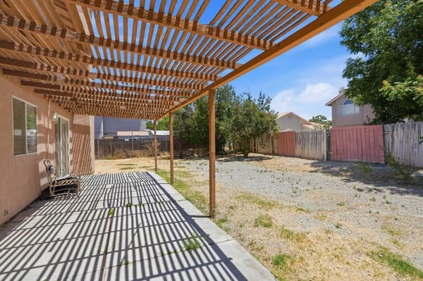 2614 W Newgrove St, Lancaster, CA