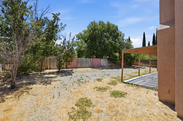 2614 W Newgrove St, Lancaster, CA
