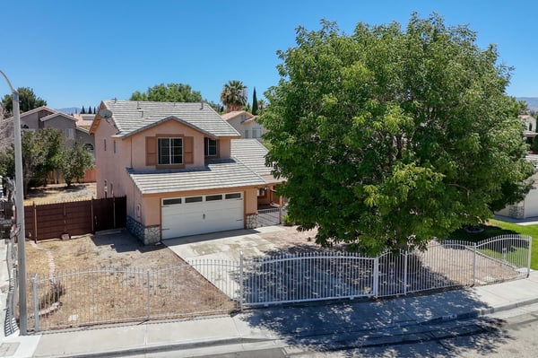 2614 W Newgrove St, Lancaster, CA