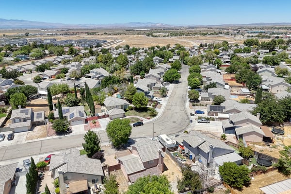 2614 W Newgrove St, Lancaster, CA