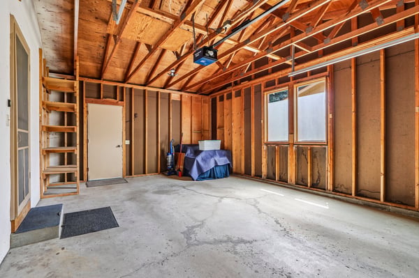 715 Tamarack DR E, West Bend, WI