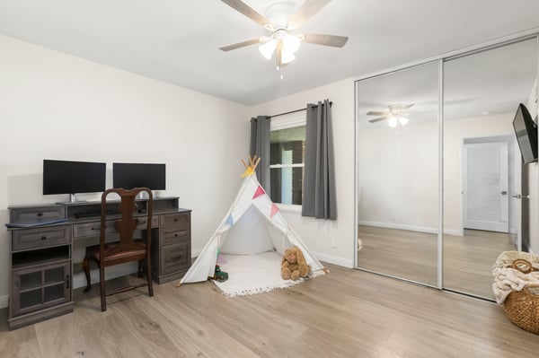 2505 E OshKosh Avenue, Anaheim, CA