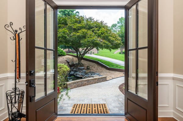 2865 Stoneglen Close, Roswell, GA