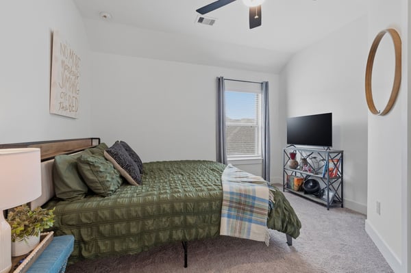 Secondary bedroom.