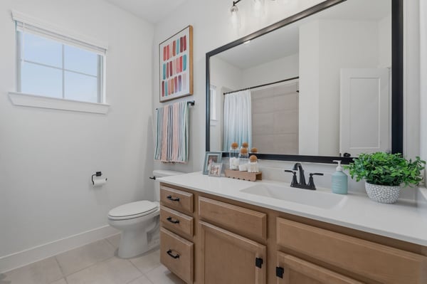 Full secondary bathroom upstairs.