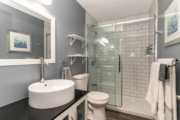 Upper level full bathroom