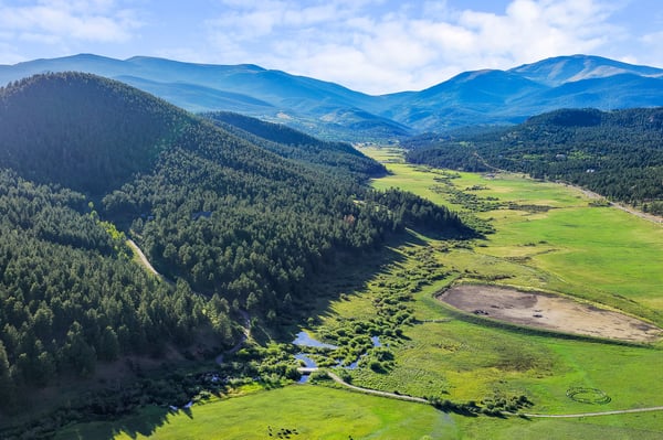 Expansive mountain views and lush landscapes create a picturesque setting for outdoor enthusiasts and nature lovers.