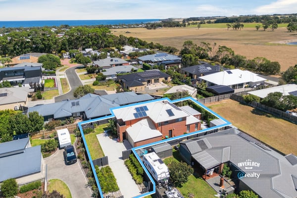 286m² of Coastal Living — Space, Privacy & Ocean Glimpses Across Two Levels