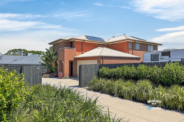 286m² of Coastal Living — Space, Privacy & Ocean Glimpses Across Two Levels