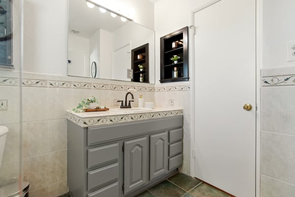6818 Varna Ave, Van Nuys, CA