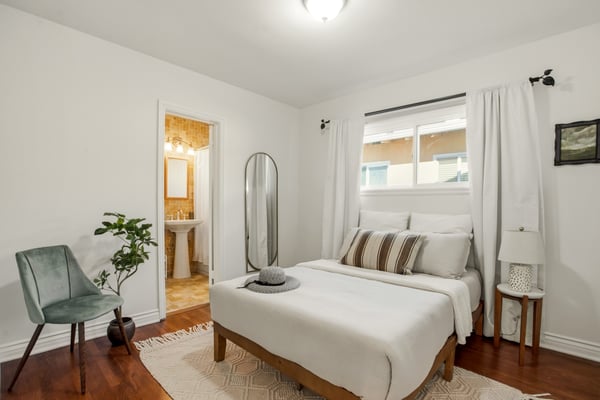 6818 Varna Ave, Van Nuys, CA