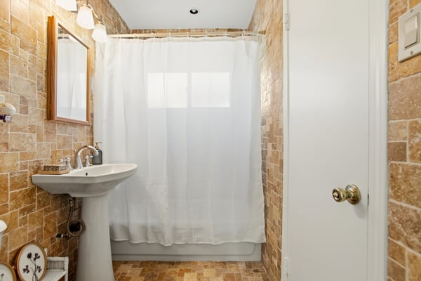 6818 Varna Ave, Van Nuys, CA