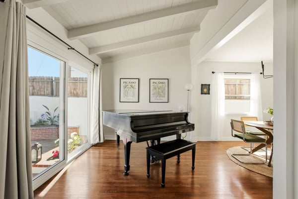 6818 Varna Ave, Van Nuys, CA