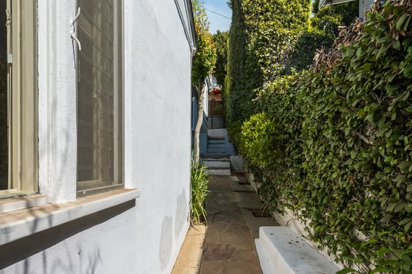 16177 Alcima Ave, Pacific Palisades, CA