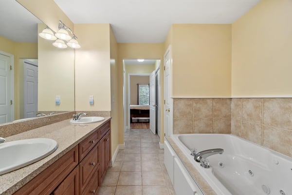 20 Victoria Dr, Leicester, MA