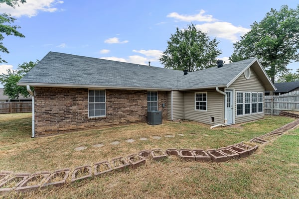 1600 S 26th Pl, Rogers, AR