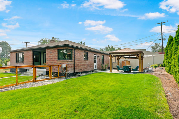 1102 W Fremont Ave, Selah, WA