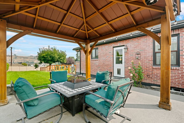 1102 W Fremont Ave, Selah, WA