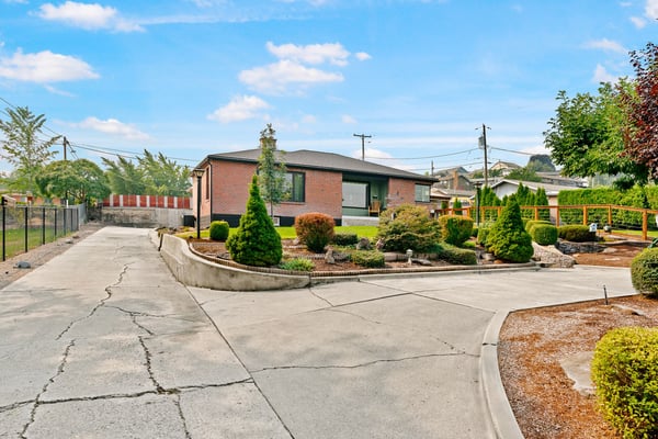 1102 W Fremont Ave, Selah, WA