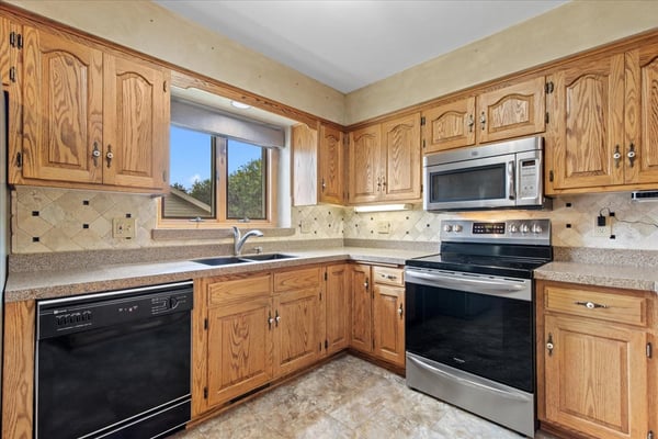 1222 Hidden Fields Dr, West Bend, WI