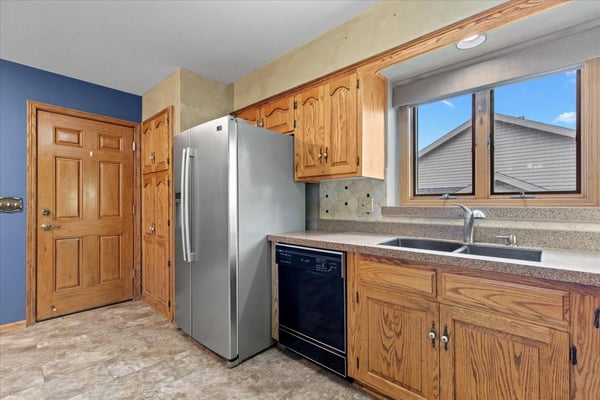 1222 Hidden Fields Dr, West Bend, WI