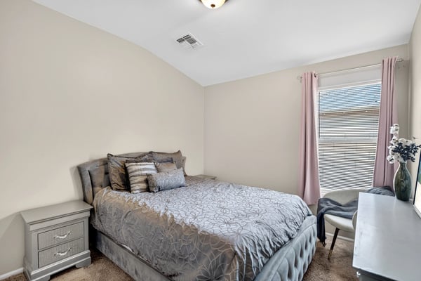 Secondary bedroom offering comfort, natural light, and versatility. Ideal for guests or family in this Casa Grande property.