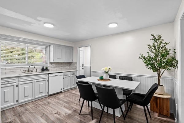 Kitchen/Eating Area