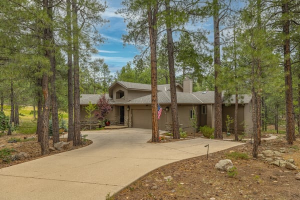 Privacy, Tranquility, Unique Indoor-Outdoor Luxury in Forest Highlands