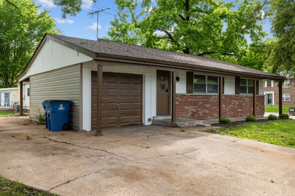 11118 Alan Shepard Dr, Maryland Heights, MO