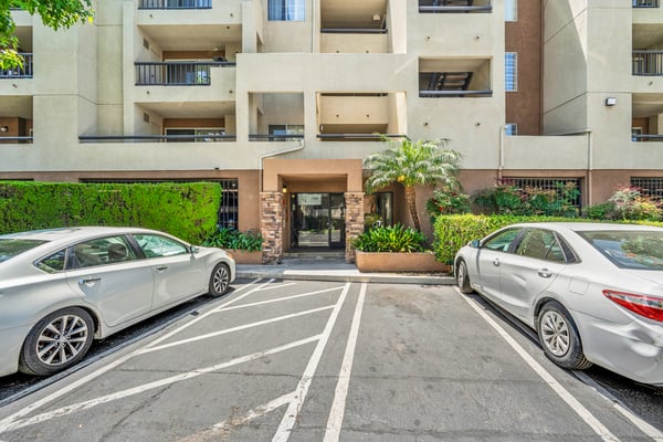 5500 owensmouth ave, 104, los angeles, CA