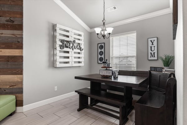 Bright eat in area featuring ample seating and perfect for gatherings.