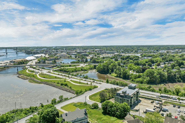 Within a Mile to Downtown Portsmouth!