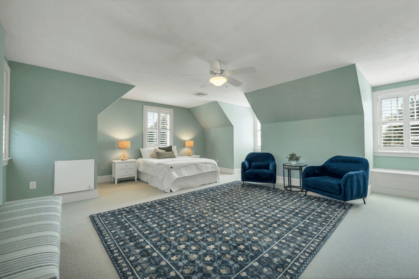 Large Bedroom w/ Walk In Closet