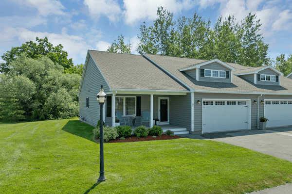 Discover this well-maintained duplex featuring modern amenities, a spacious yard, and convenient parking.
