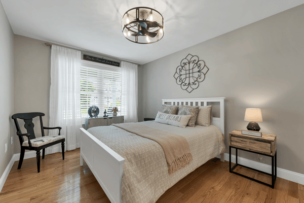 Bright bedroom featuring natural light, modern decor, and a cozy atmosphere, perfect for relaxation.