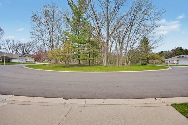 7151 Steeplechase Way, 41, Lansing, MI