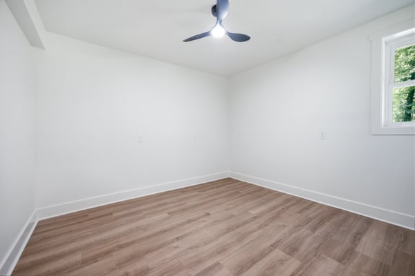 Bright and airy room featuring modern finishes and a ceiling fan, perfect for personalization.