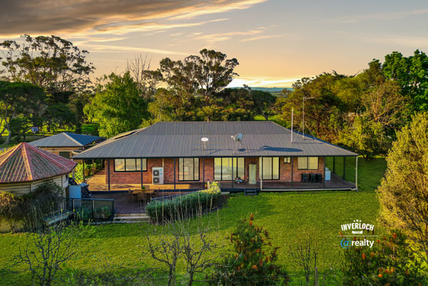Spacious home set on lush grounds, featuring expansive outdoor areas and stunning views of the landscape.