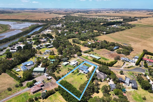 Spacious property with expansive land and scenic views, ideal for residential development or a peaceful retreat.