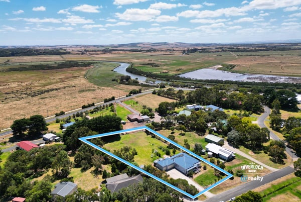 Spacious property with expansive lush grounds and scenic river views, ideal for tranquil living and cultivation.