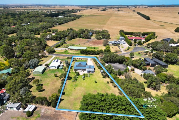 Spacious property with expansive outdoor space, surrounded by lush greenery and scenic rural views.
