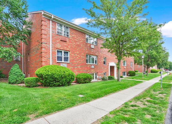 272 Regency Park Dr, Agawam, MA